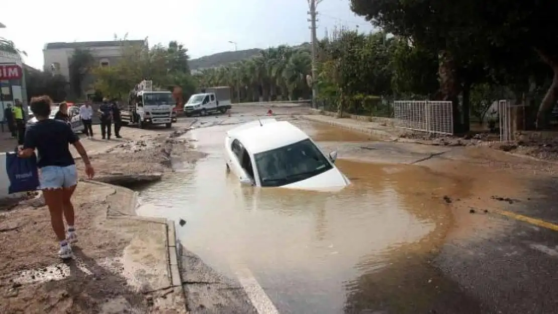 Bodrum'da İsale Hattı Patladı, Çukura Otomobil Düştü