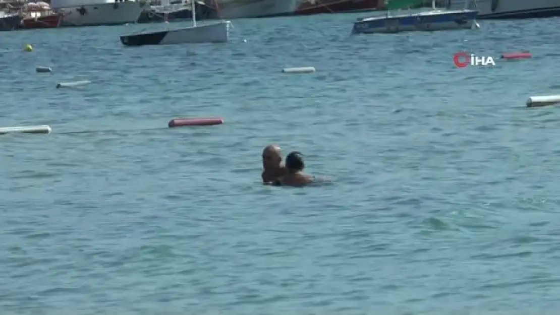 Bodrum'da Sıcak Havayı Gören Sahile Koştu