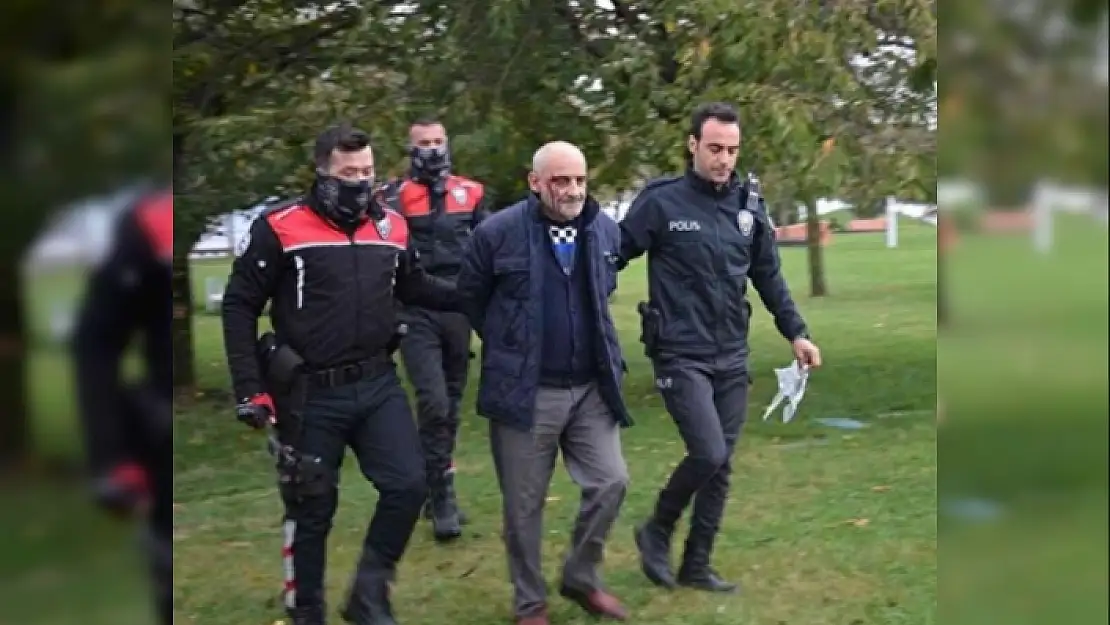 Boşanma Aşamasındaki Eşini Defalarca Bıçakladı