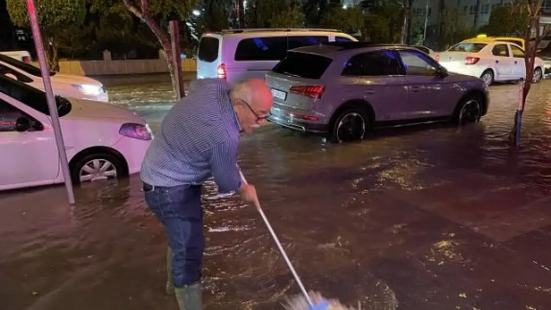 Fethiye'de Sağanak Yağış Su Baskınlarına Neden Oldu