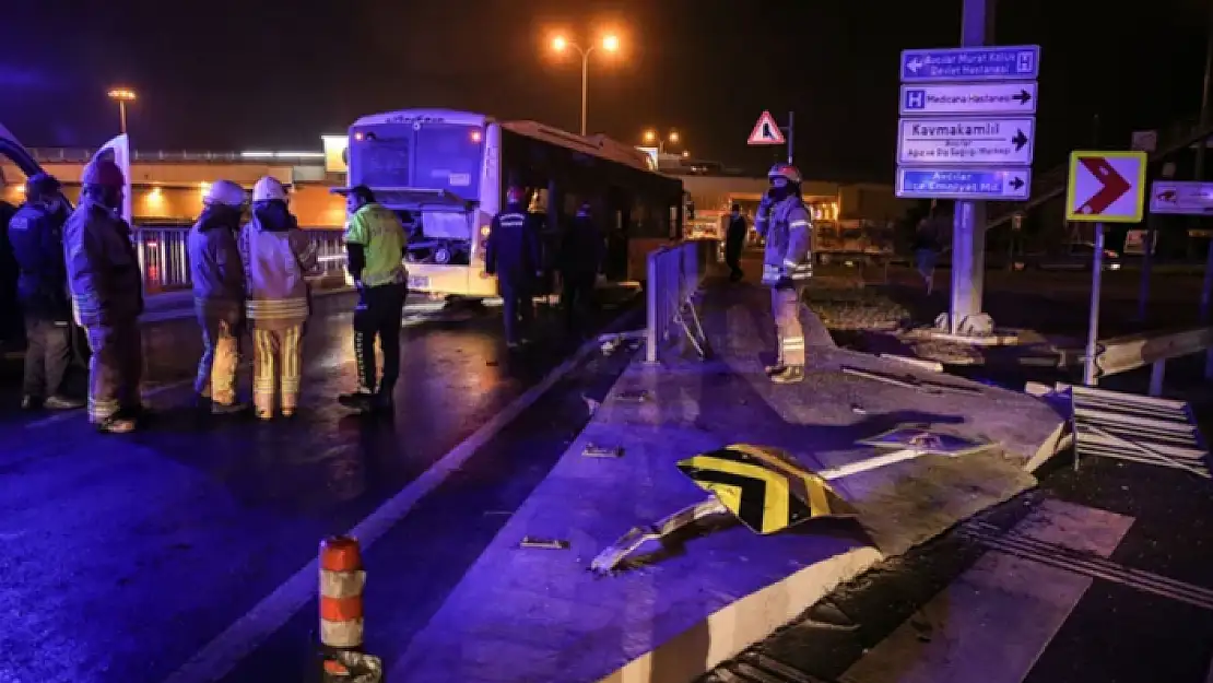 Halk Otobüsü Bariyerlere Çarptı Yaralılar Var!