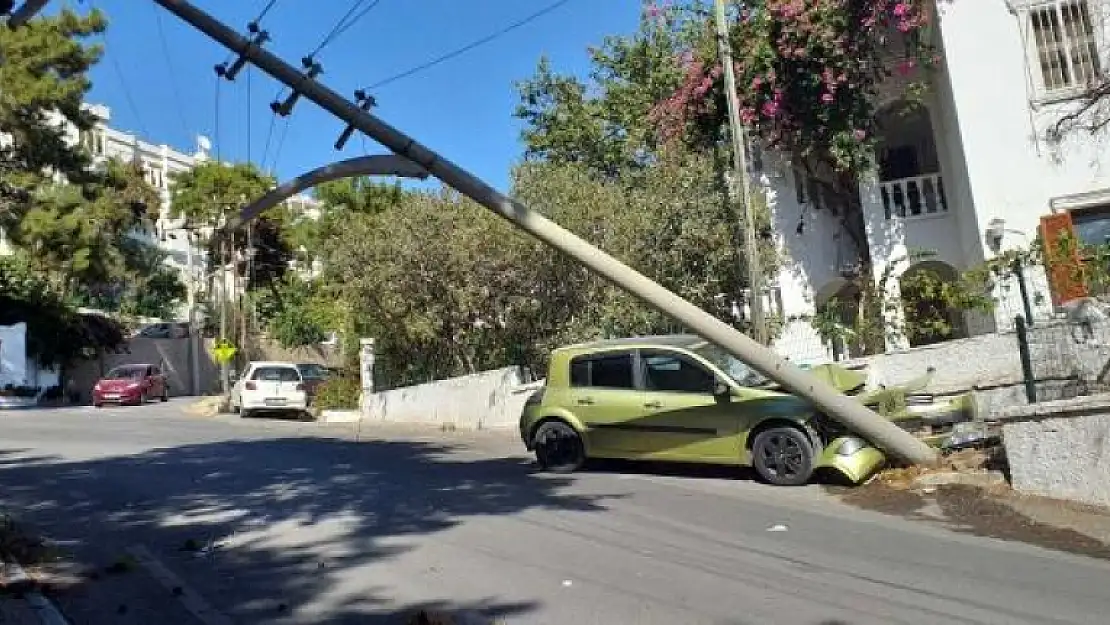 Bodrum'da Otomobil Beton Direğe Çarptı: 2 Yaralı