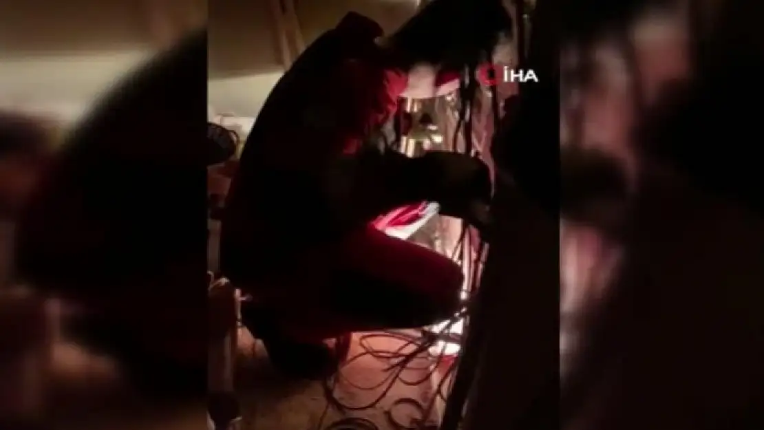 Bodrum'da Duvar ile Merdiven Boşluğu Arasına Sıkışan Kediyi İtfaiye Kurtardı