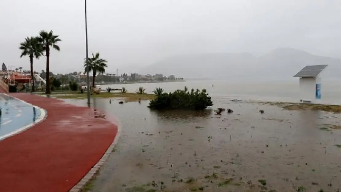 Fethiye'de Sağanak Yağış Hayatı Olumsuz Etkiledi