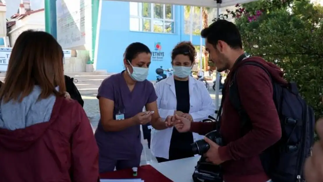 Fethiye'de Sağlıkçılar Diyabet Farkındalığı İçin Stant Açtı