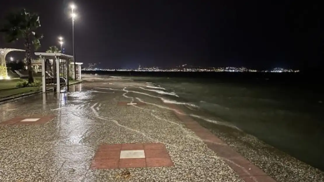 Fırtına Nedeniyle Fethiye'de Deniz Taştı