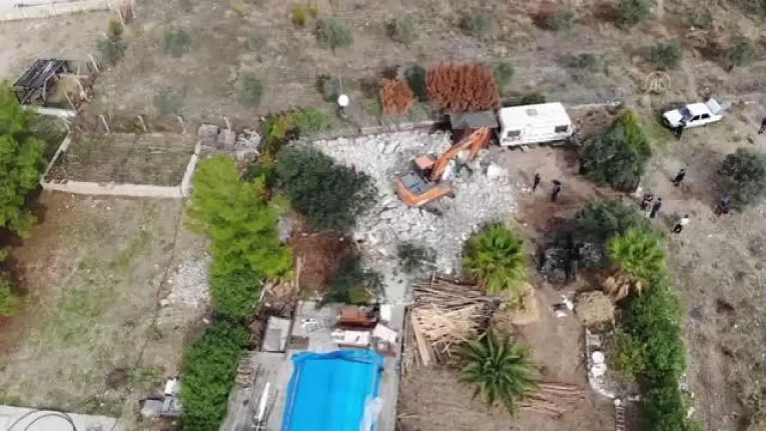 Menteşe'de İmara Aykırı Yapıların Yıkımı Devam Ediyor