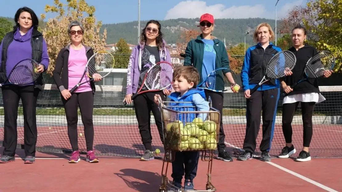 Menteşe'de Kadınlara Ücretsiz Tenis Kursu