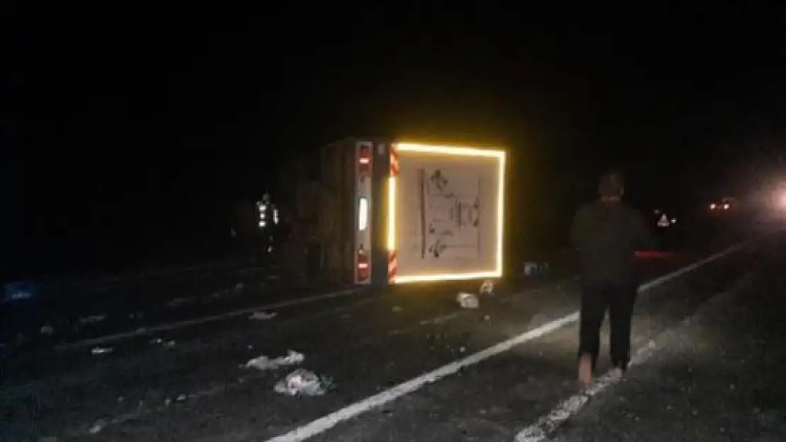 Menteşe'de Otomobil ile Kamyon Çarpıştı: 2 Yaralı