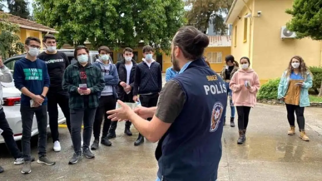 Polisten Marmaris'te Öğrencilere Siber Suçlara Karşı Eğitim