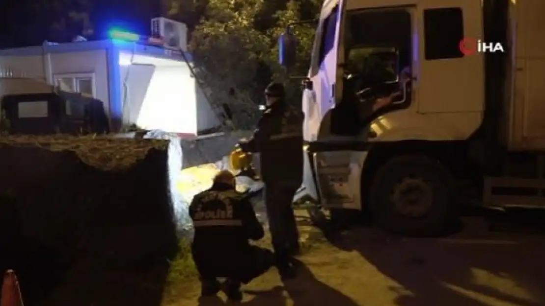 Tekstil Yüklü Kamyon, Polis Uygulama Noktasına Çarptı