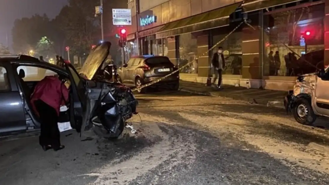 Ters Yöne Giren Araç, 6 Araca Çarparak Durdu