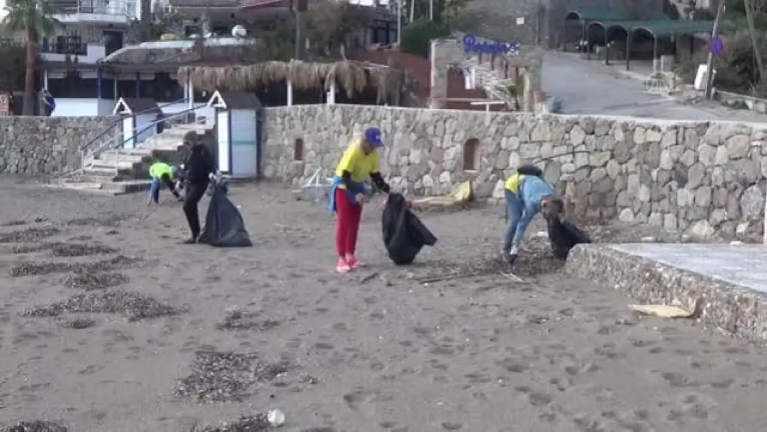 Bodrum'da gönüllüler fırtına sonrası sahilde kıyı temizliği yaptı