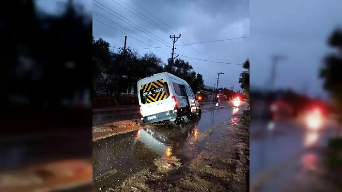 Bodrum'da Önce Okul Servisi, Sonra Kamyon ve Kepçe Çukura Battı
