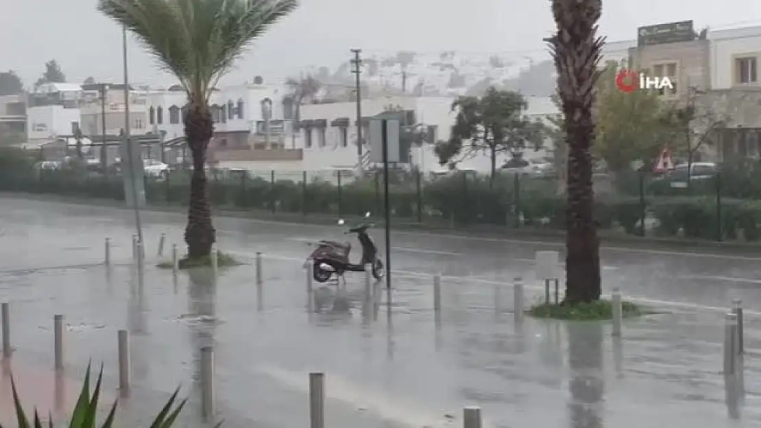 Bodrum'da Sağanak Yağış Etkili Oluyor