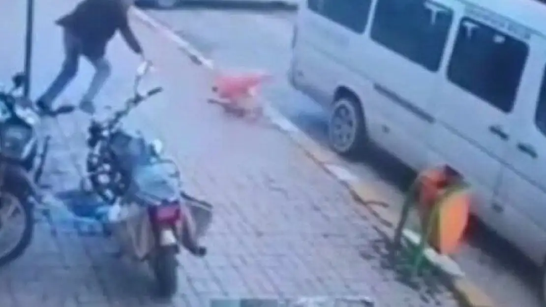 İnsanlık Dışı Görüntüler: Köpeği Önce Minibüsle Ezdiler, Sonra Dubayla Vurdular