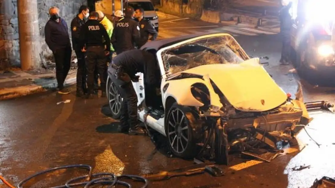 Lüks Otomobil Aşırı Hız Yaptı: Direğe Çarptı, Üç Kişi Yaralandı