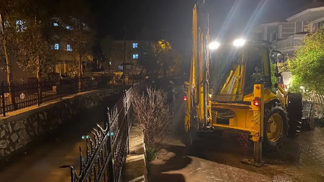 Marmaris Belediyesi'nden Yağmur Mesaisi