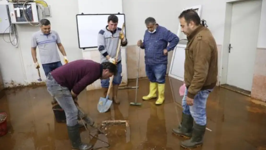 Marmaris'in Cadde ve Sokakları 200 Kamyon Balçıktan Temizlendi