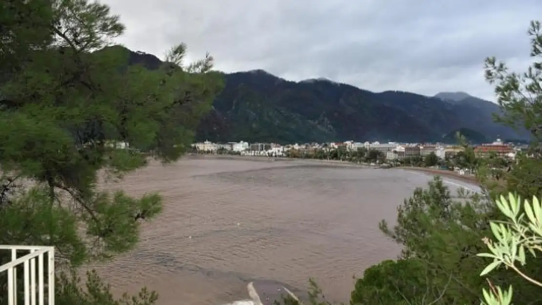Marmaris'te Denizin Rengi Kahverengiye Döndü