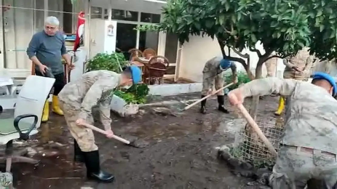 Marmaris'te Komandolar Sağanaktan Etkilenen Evleri Temizledi