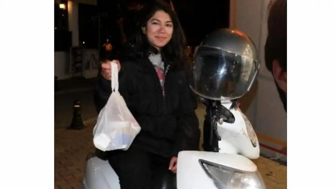 Menteşe'deki Nur Doğan Hem Okuyor, Hem de Çalışarak Ailesine Destek Oluyor