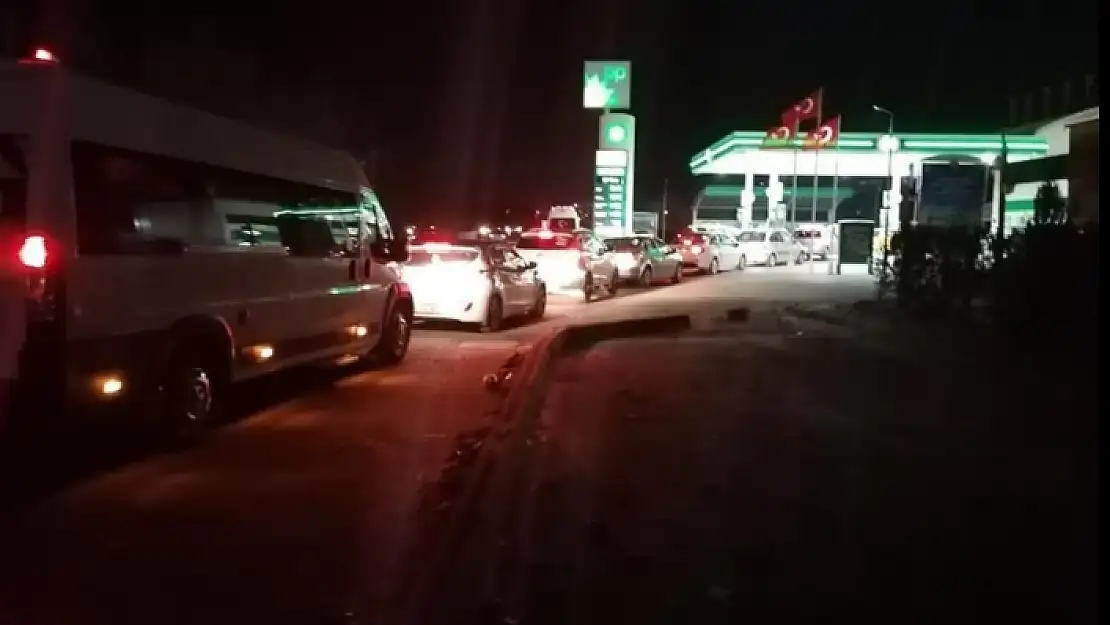 Muğla'da Zam Öncesi Akaryakıt İstasyonlarında Kuyruk Oluştu