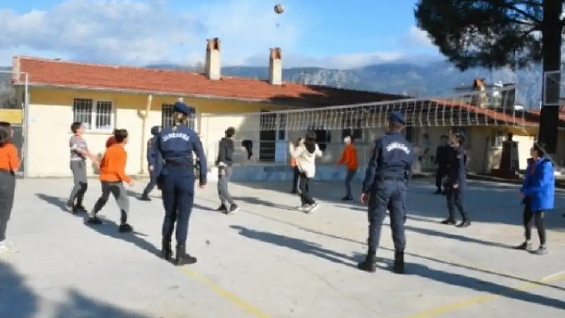 Muğla'daki Jandarma Ekipleri Okul Öğrencileriyle Vakit Geçirdi