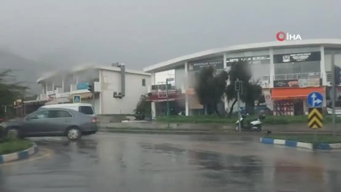 Sağanak Yağış Bodrum'daki Cadde ve Sokakları Göle Çevirdi