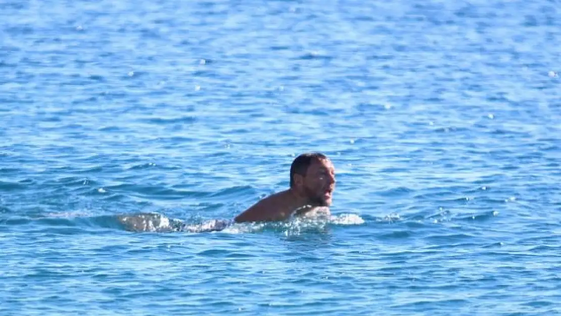 Birçok Şehirde Kar Yağarken Antalya'da Turistler Deniz Keyfi Yaptı