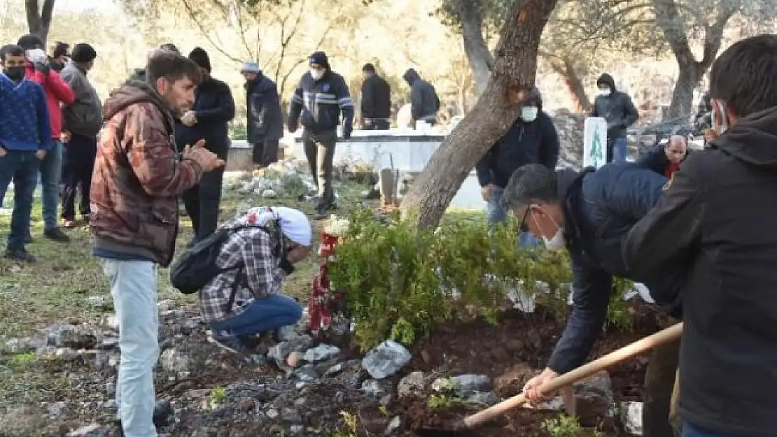 Bodrum'daki Odasında Cansız Bedeni Bulunan 17 Yaşındaki Genç Kızın Cenazesi Defnedildi