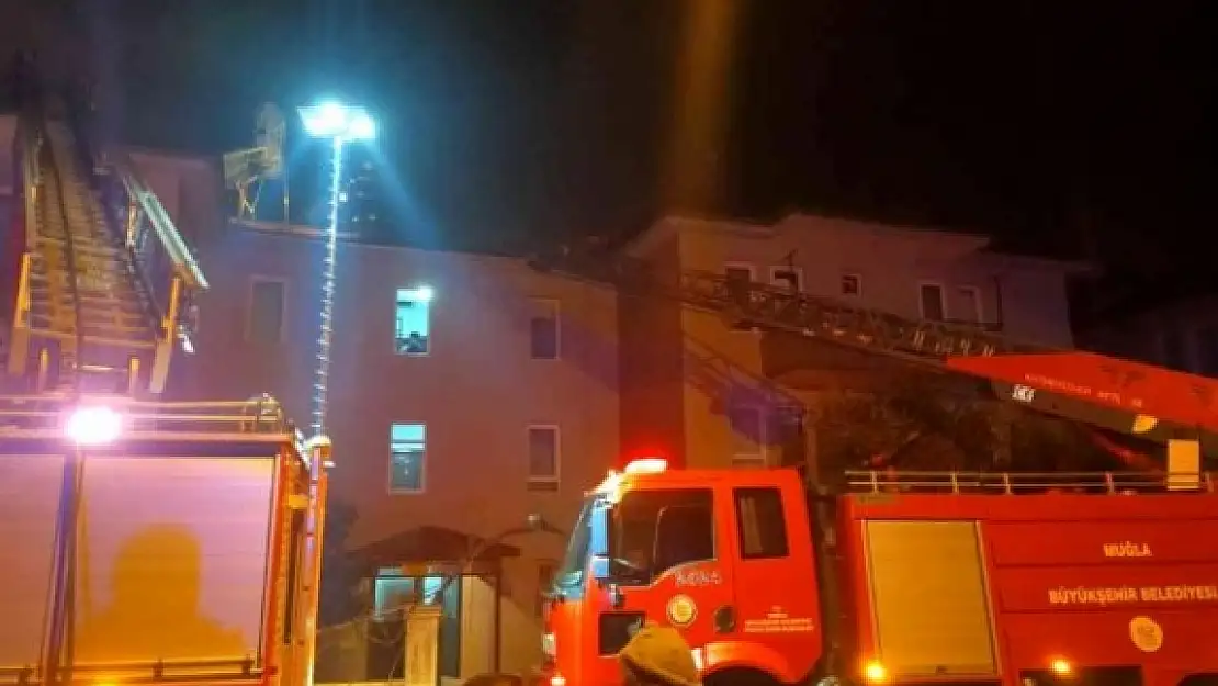 Fethiye'de Çatı Yangını Büyümeden Söndürüldü
