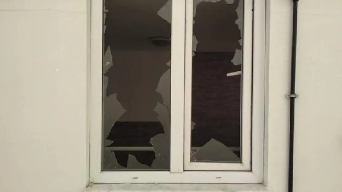 Kirasını Arttıran Ev Sahibine Sinirlenip Apartmanda Dehşet Yaşattı