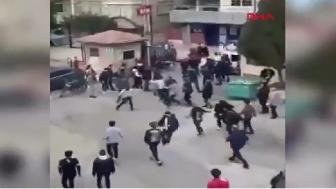 Lise Öğrencilerinin Kavgasına Veliler de Dahil Oldu, Ortalık Birbirine Girdi