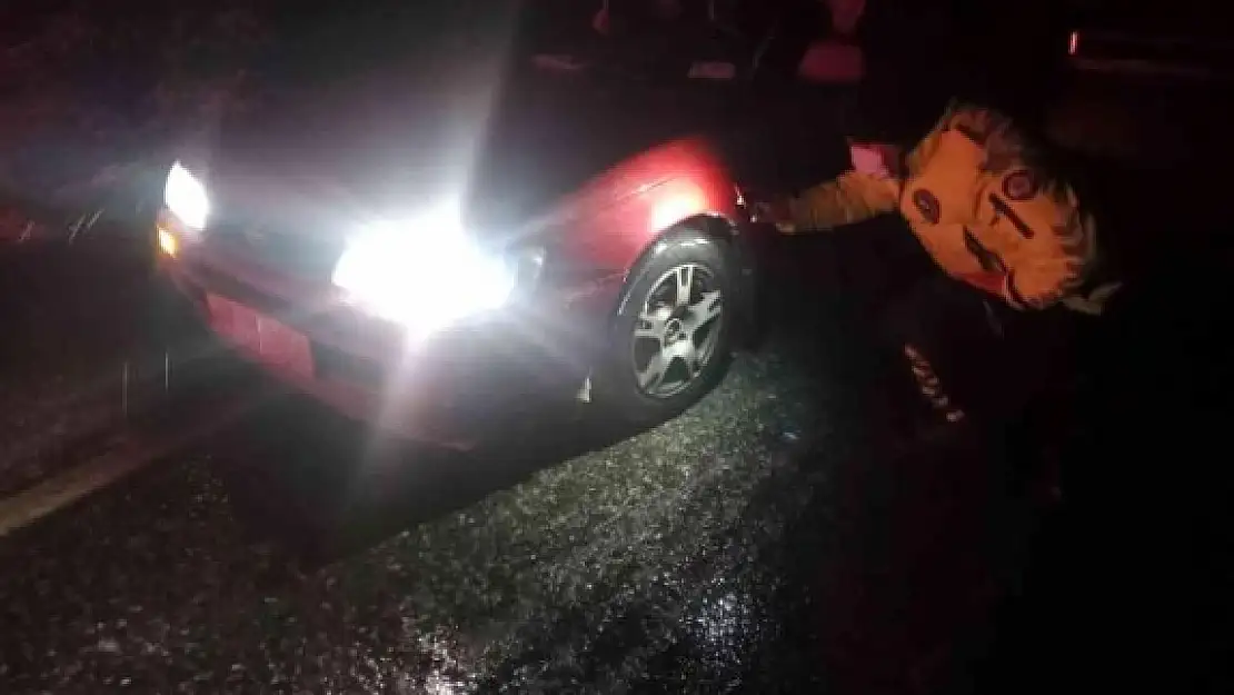 Marmaris'te Bölge Trafik Ekipleri Yolda Kalan Sürücülere İkramda Bulundu