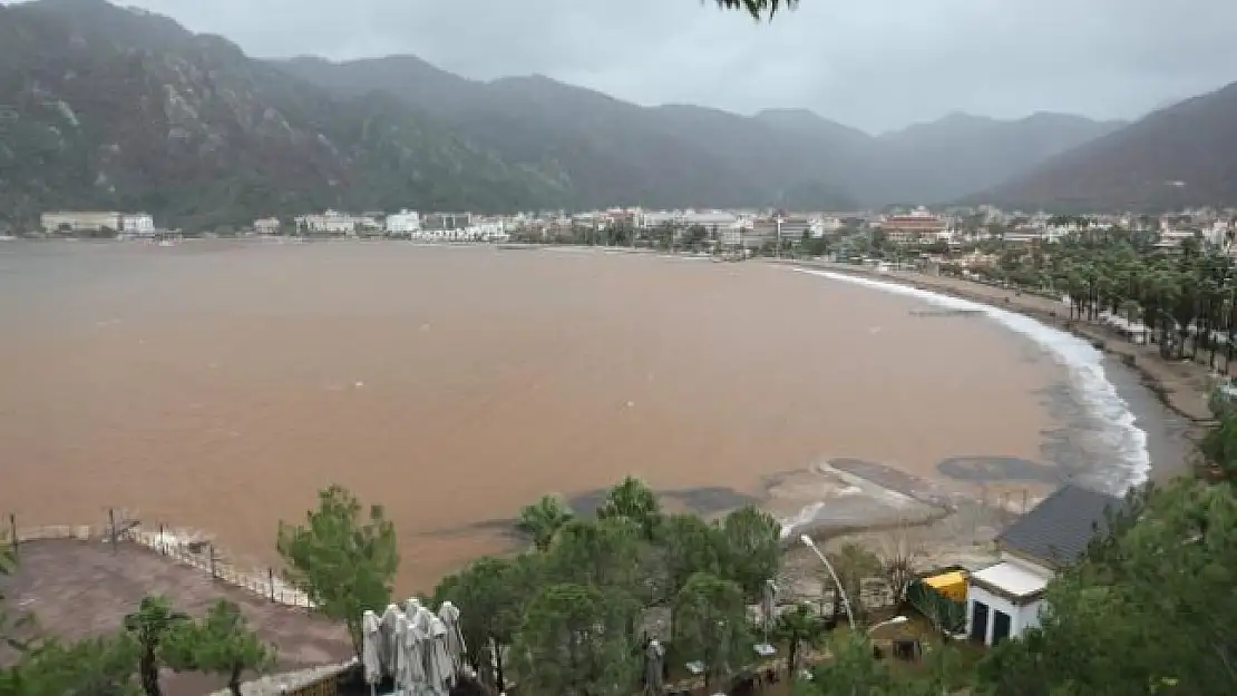 Marmaris'te Su Basan Ev, İş Yeri ve Caddelerde Temizlik Yapılıyor