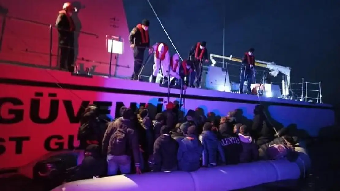 Marmaris'te Sürüklenen Lastik Botta 39 Düzensiz Göçmen Kurtarıldı