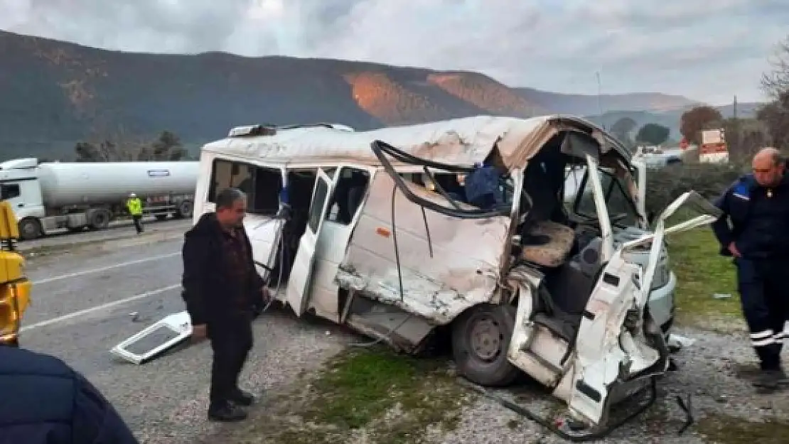 Milas'ta Öğrenci Servisi Tırla Çarpıştı: Çok Sayıda Yaralı