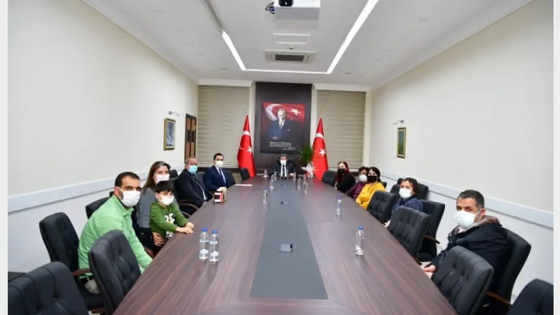 Vali Orhan Tavlı, İnsülin Bağımlı Diabetes Mellitüs'lü Çocukların Aileleriyle Bir Araya Geldi
