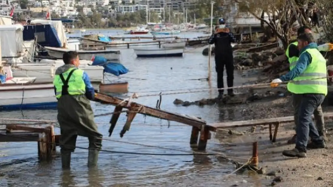 Bodrum'da Kaçak İskeleler Yıkanıyor