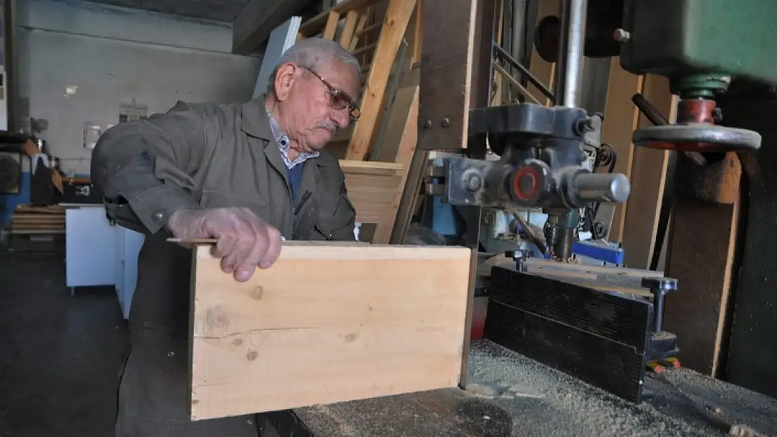 Dalaman'da 73 Yaşındaki Şehit Babası Öğrenme Tutkusuyla Gençlere Örnek