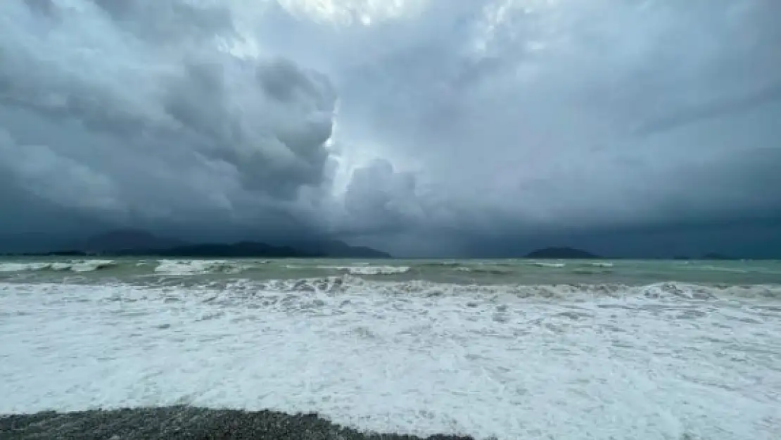 Fethiye'de Fırtına 2 Metreyi Aşan Dalgalar Oluşturdu