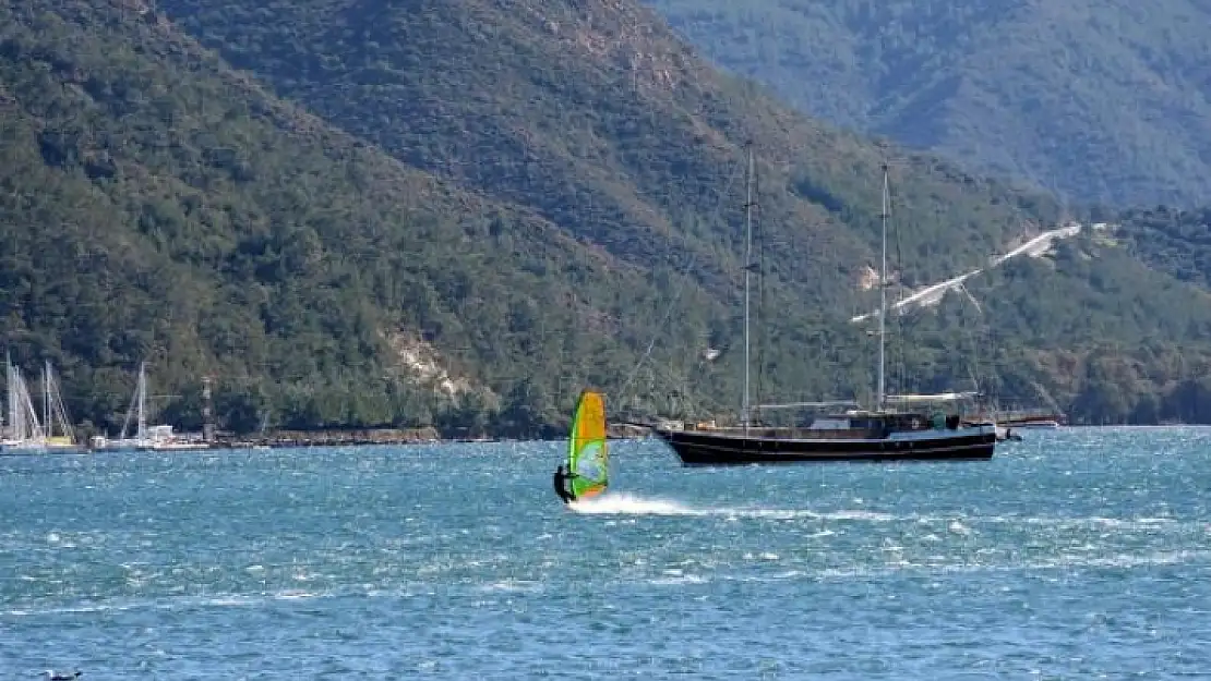 Marmaris'te Adrenalin Tutkunları Karayelde Sörf Yaptı