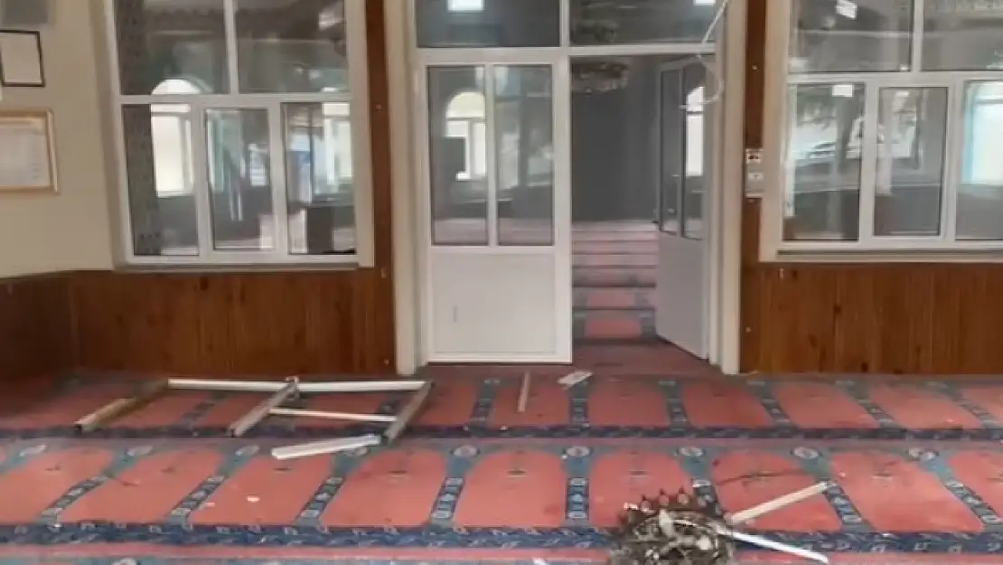 Menteşe'deki Ortaköy Mahalle Camii'ne Yıldırım Düştü