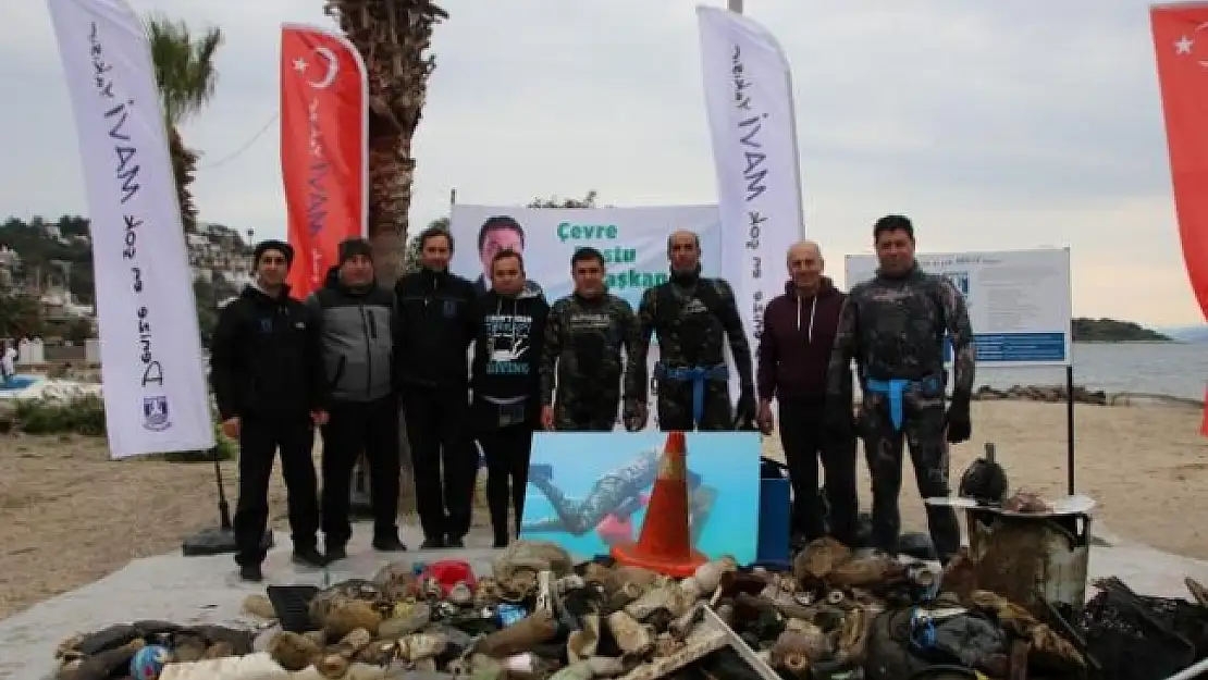 Bodrum'da Dalgıçlar Denizi, Öğrenciler Kıyıyı Temizledi