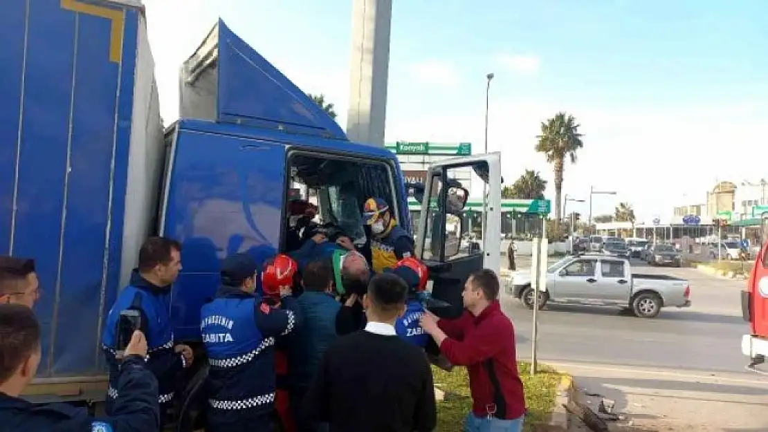Bodrum'da Kontrolden Çıkan Kamyonet, Direğe Çarparak Durdu