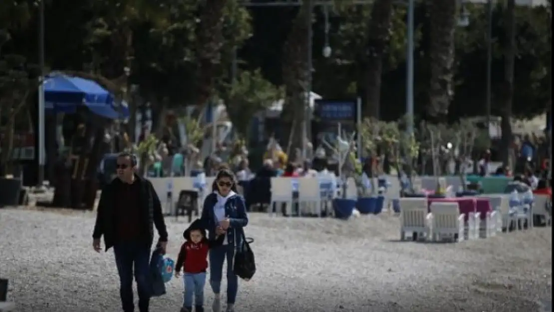 Bodrum Sahillerinde Güneşli Havada Yoğunluk Oluştu