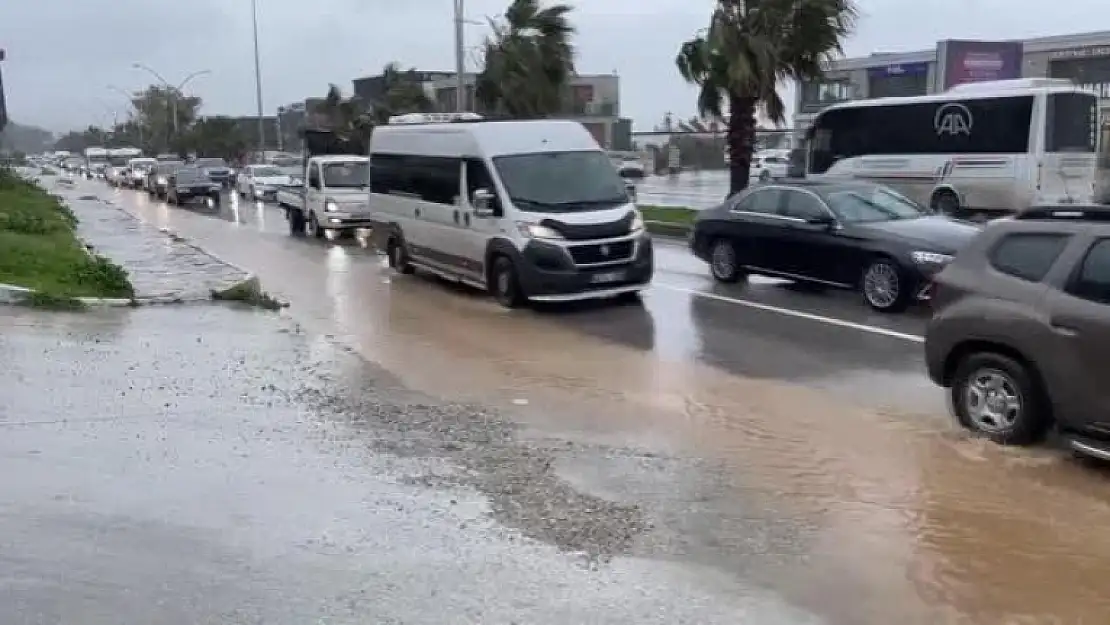 Bodrum ve Marmaris'te Sağanak Etkili Oluyor