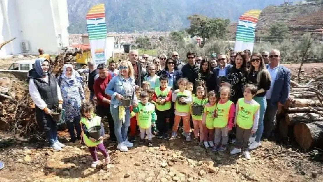 Denizli'den Gelen Minikler Marmaris'te Yanan Ormanlık Alana Fidan Dikti