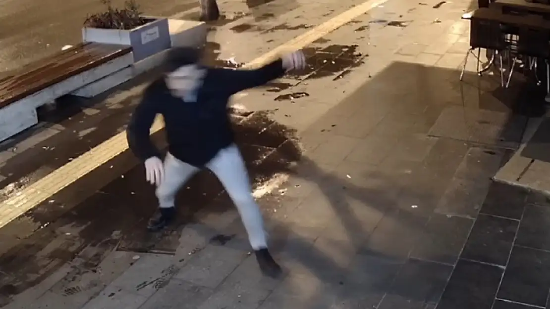 Kaldırımda Yürüyen Vatandaş Saniyelerle Ölümden Döndü